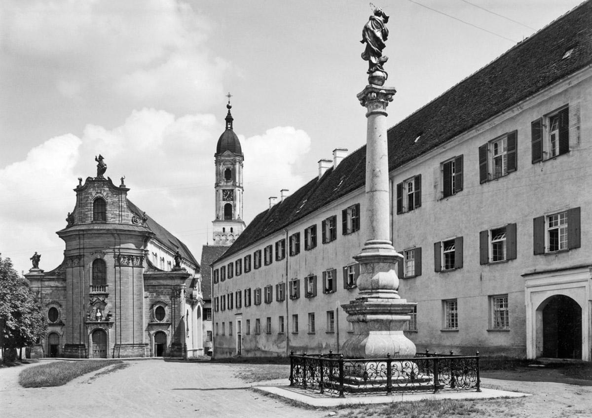 Foto aus dem Jahr 1930 mit Klosterkirche von Westen mit Mariensäule und Prälatur im Vordergrund