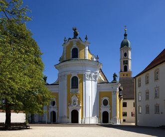Barocke Eingangsfront der Klosterkirche von Ochsenhausen