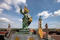 Kloster Ochsenhausen, Außenansicht mit goldener Figur; Staatliche Schlösser und Gärten Baden-Württemberg, Achim Mende
