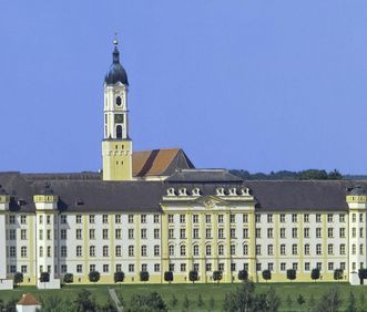Ostflügel der Klosteranlage mit Turm der Klosterkirche St. Georg