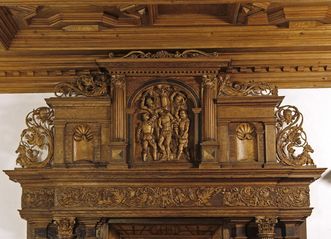 Bekrönung am Renaissance-Portal in der Audienzhalle der Prälatur im Kloster Ochsenhausen