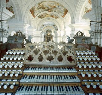 Blick über den Spieltisch der Gabler-Orgel in der Klosterkirche von Kloster Ochsenhausen