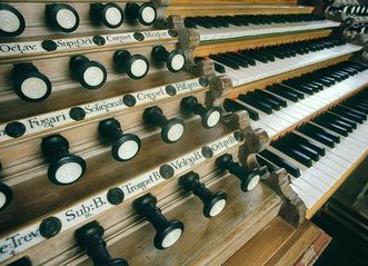 Detail der Orgel mit Registern und Manualen in der Klosterkirche von Kloster Ochsenhausen