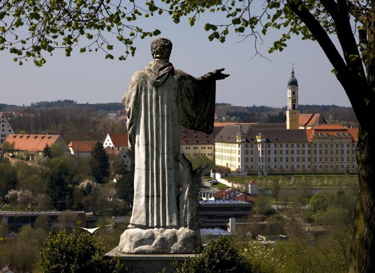 Kloster Ochsenhausen mit Statue im Vordergrund