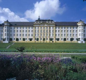 Ostflügel von Kloster Ochsenhausen, mit Gartenparterre im Vordergrund