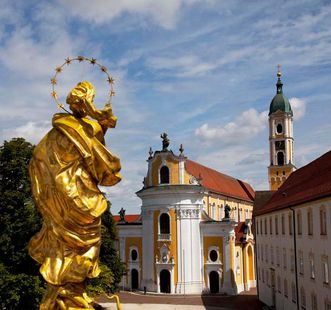 Blick von der Mariensäule Richtung Kirche