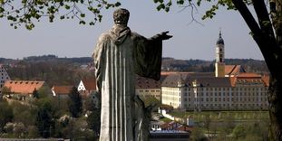 Kloster Ochsenhausen mit Statue im Vordergrund