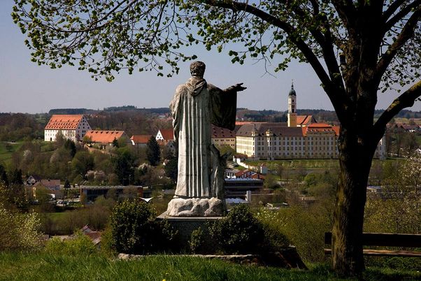 Kloster Ochsenhausen, Blick auf das Kloster mit Statue