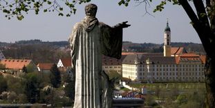 Kloster Ochsenhausen mit Statue im Vordergrund