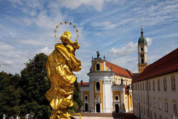 Kloster Ochsenhausen, Außenansicht mit goldener Figur