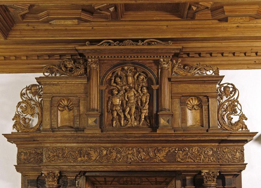 Bekrönung am Renaissance-Portal in der Audienzhalle der Prälatur im Kloster Ochsenhausen