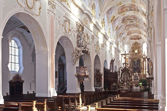Blick ins Mittelschiff der Kirche von Kloster Ochsenhausen