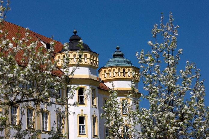 Kloster Ochsenhausen, Außenansicht mit Frühlingsbäumen